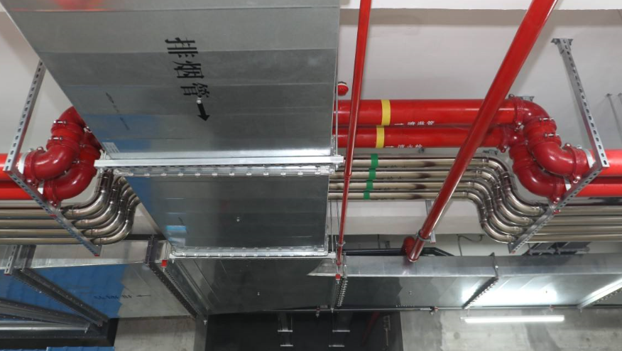 请问：施工时，消防管、风管排烟、给水、排水的上下层排列顺序。谢谢