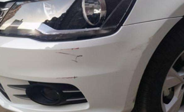 车被刮了人跑了打110还是122