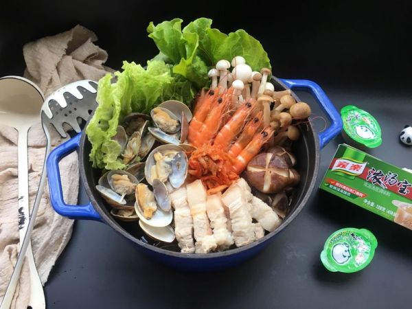 泡菜海鲜菌菇火锅