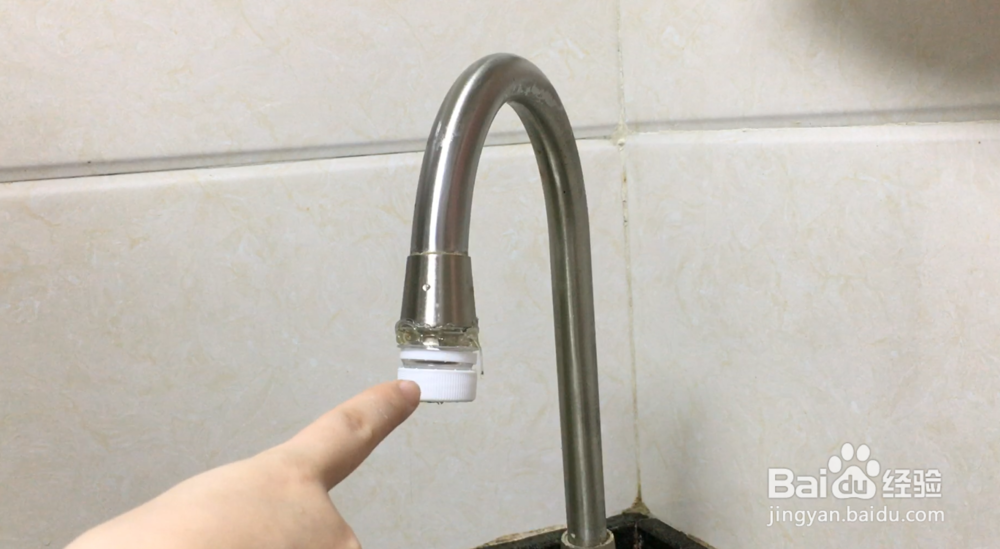 水龙头上套个塑料瓶盖,这个妙用很多人没想到