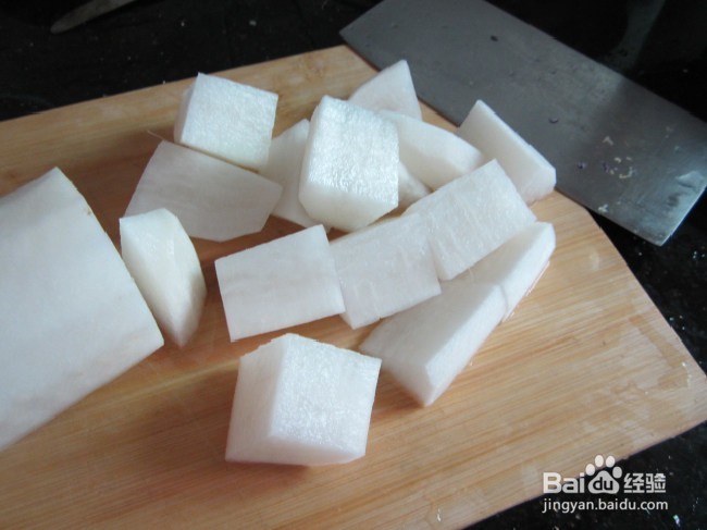 家常白萝卜骨头汤做法