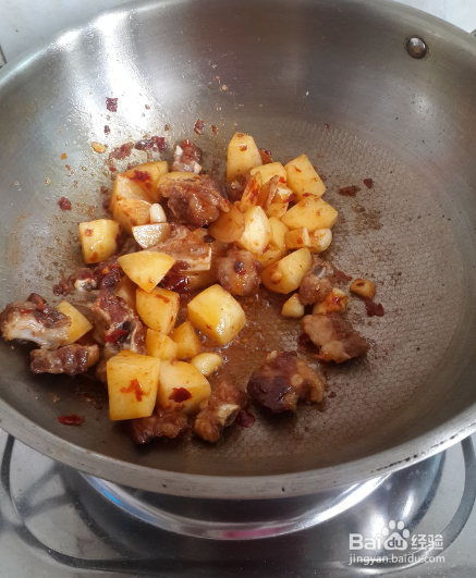 土豆焖排骨的做法