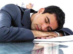 趴在桌子午睡的八个坏处
