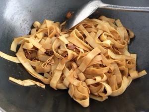 豆皮炒韭菜怎么做？家常做法详细教程图解~