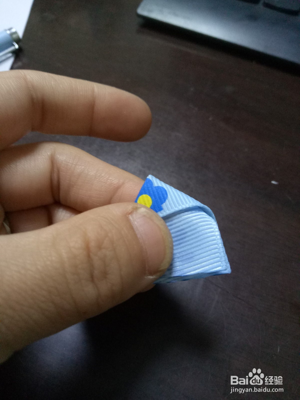 如何做一朵漂亮的丝带花