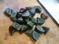 清淡美味:皮蛋拌虎皮青瓜做法