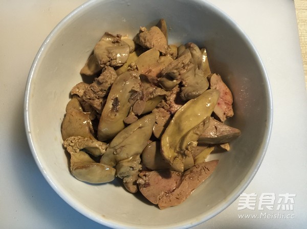 芹菜炒鸡肝的做法