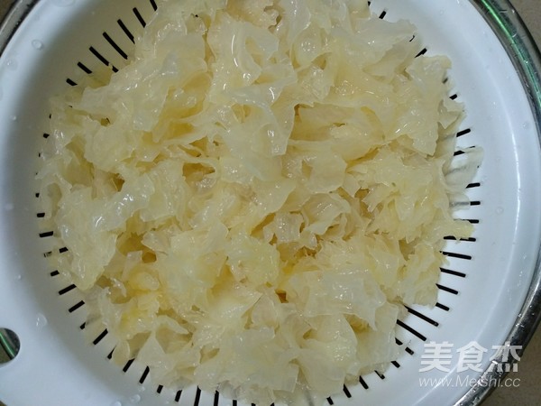 雪梨银耳羹的做法