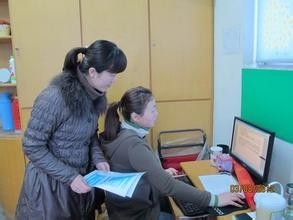 在翻转课堂教学中，教师应该如何进行行动研究？