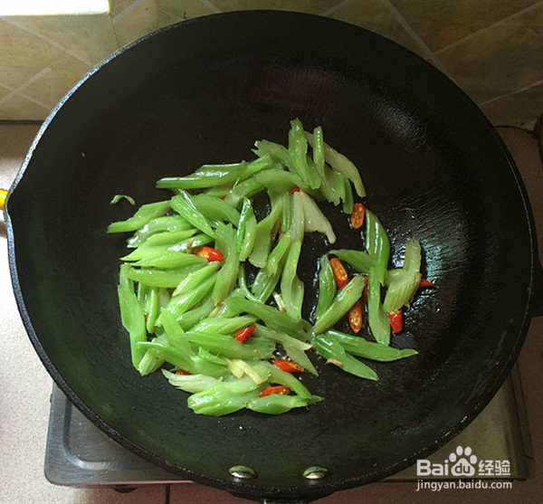 怎样烹饪芹菜炒卤牛肉