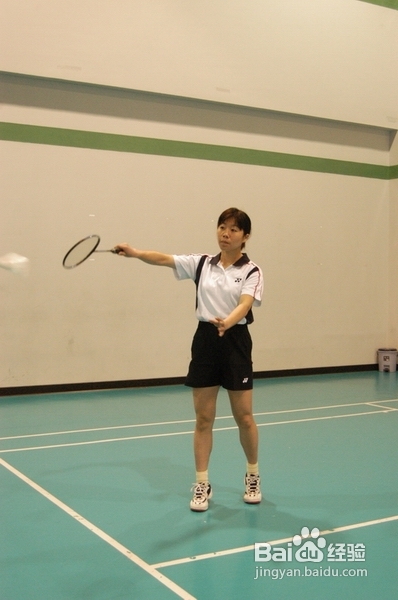 初学打羽毛球怎样发球?