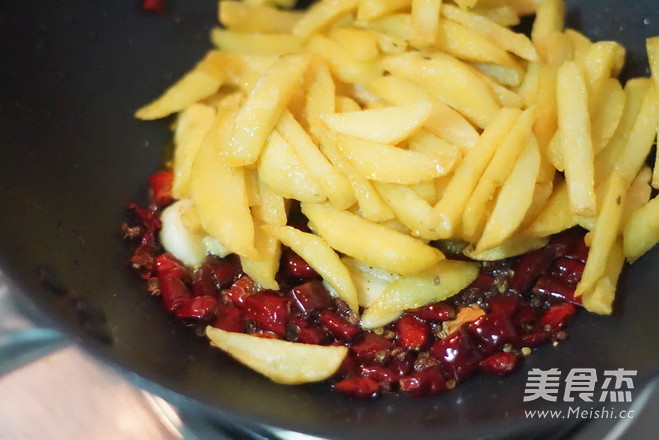 腊肉煸土豆的做法