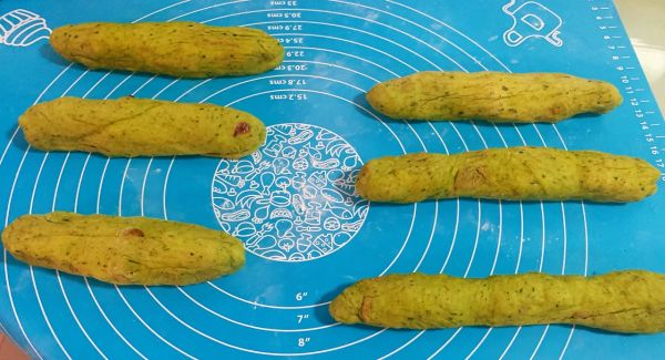 菠菜葡萄干玫瑰面包