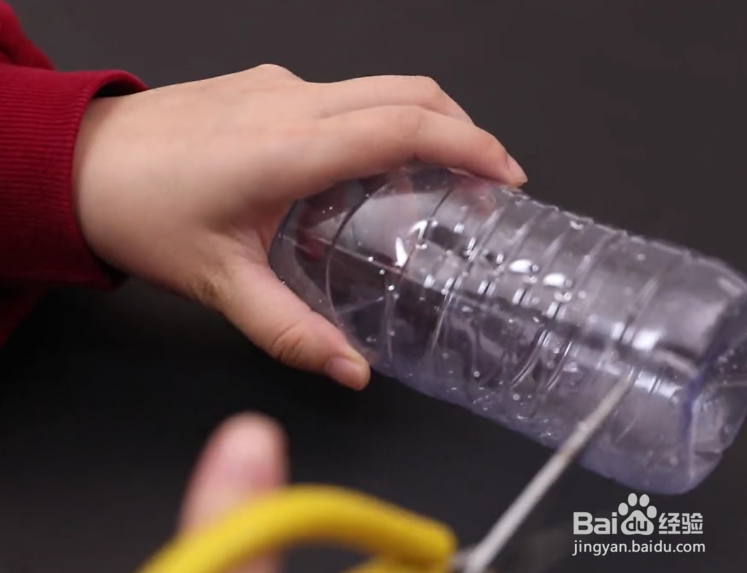 <b>用塑料瓶快速地清理下水道垃圾的方法</b>