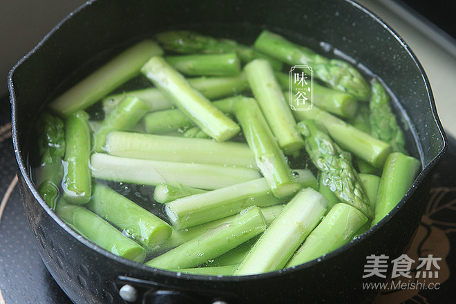 芦笋炒虾仁的做法