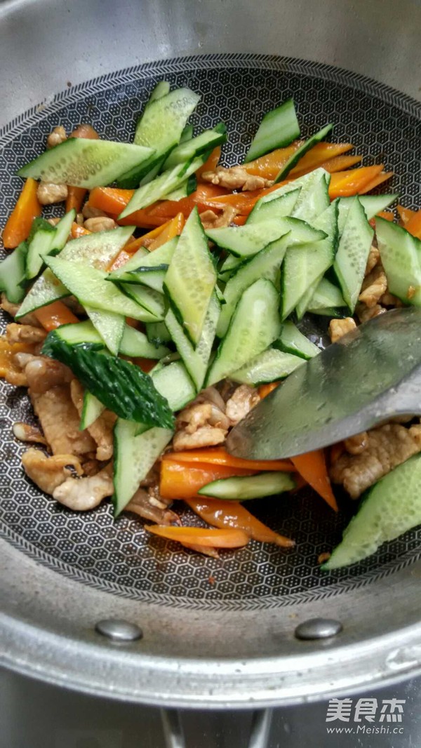 胡萝卜黄瓜炒肉片