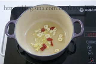咸鱼鸡粒豆腐煲