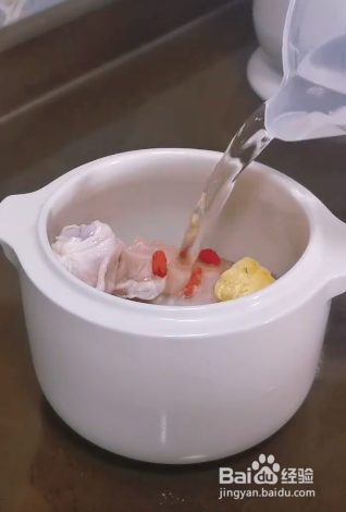 如何巧用电炖盅制作当归红枣五指毛桃鸡汤