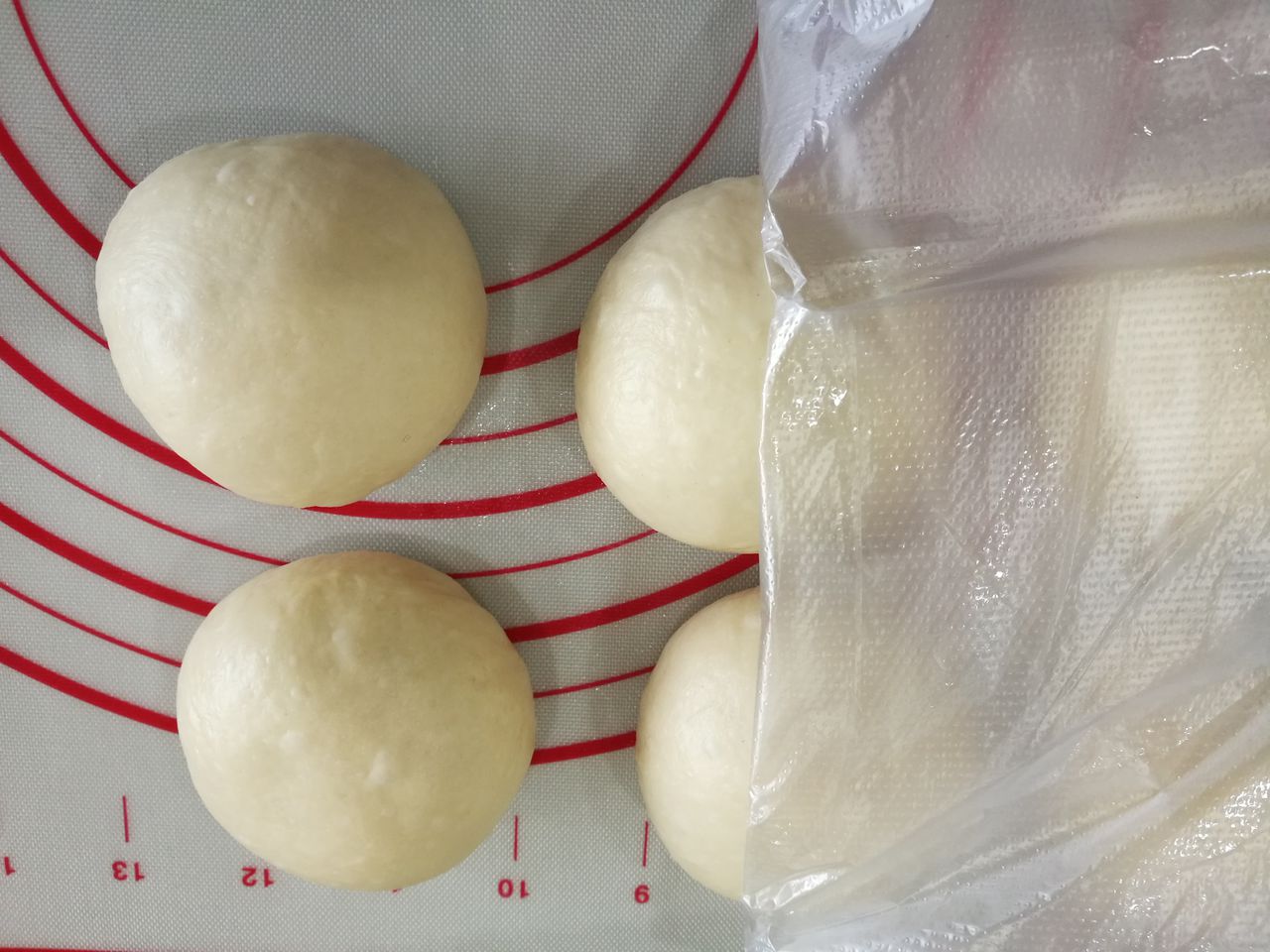 火腿色拉辫子包的做法，妈妈们学会了吗？