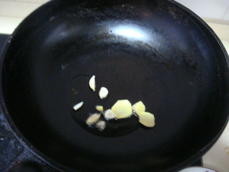 酸菜剁椒小黄鱼的做法，妈妈们快收！