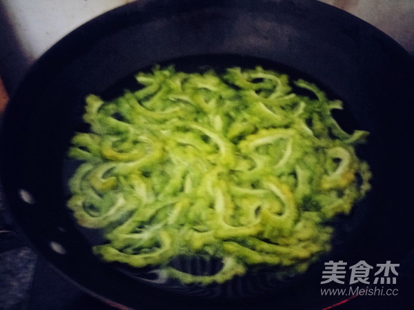 鸡蛋炒苦瓜的做法