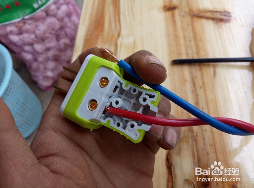 如何接插座插头
