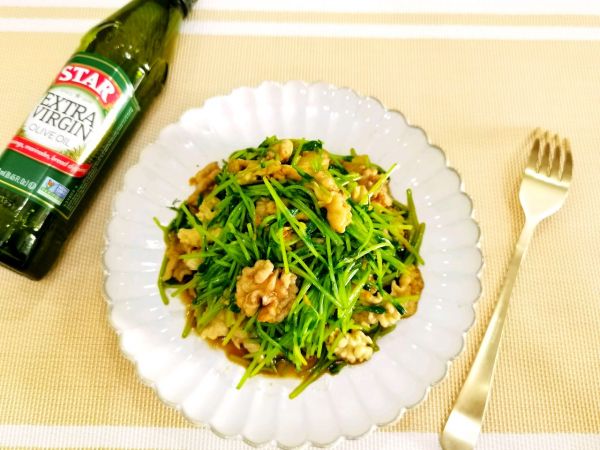 豌豆苗拌核桃仁