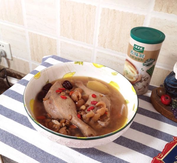 党参黄芪桂圆红枣枸杞鸭腿汤