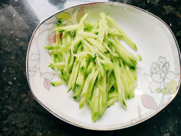 捞汁金针菇拌黄瓜