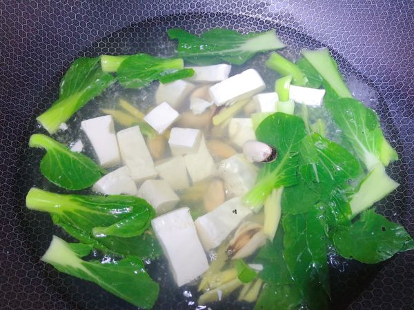 鲜美贻贝青菜豆腐汤