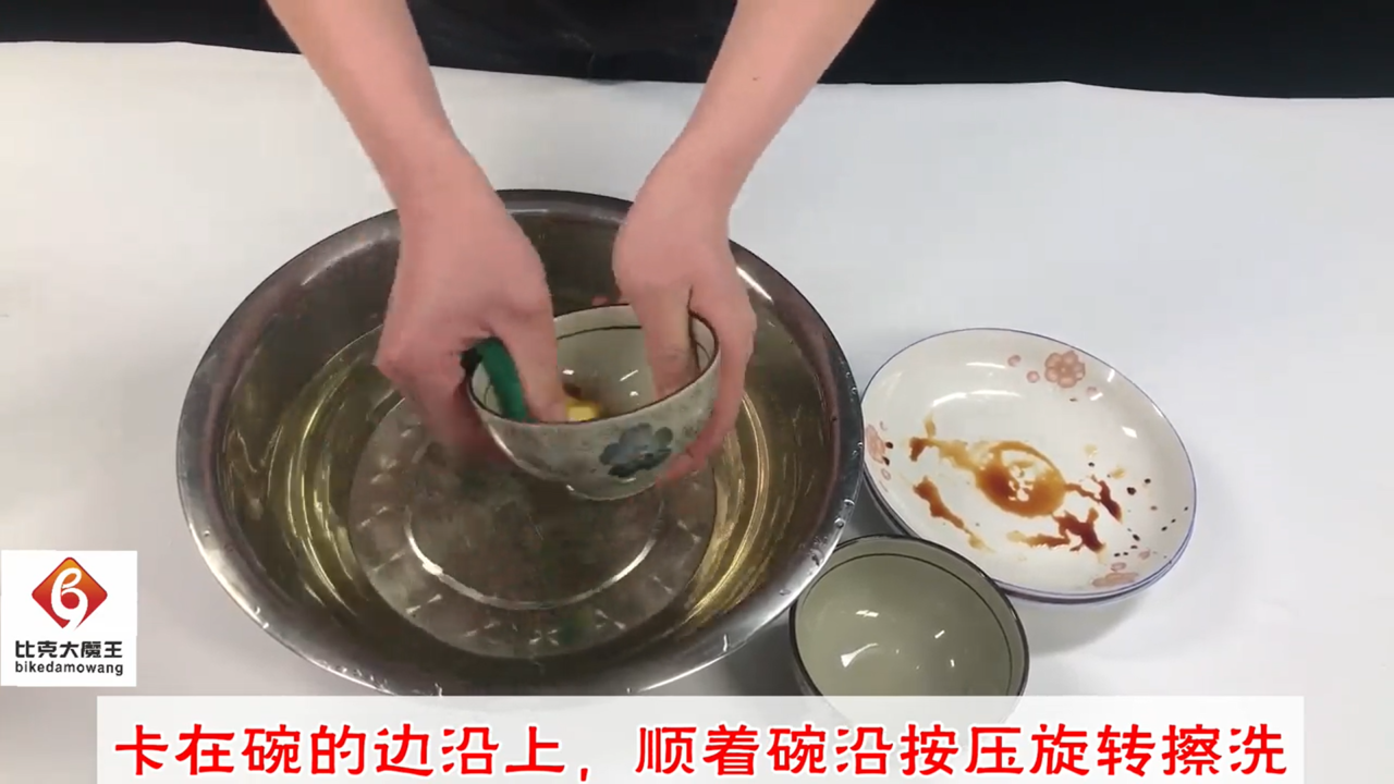 才知道海绵擦上剪一刀，洗碗速度快一倍