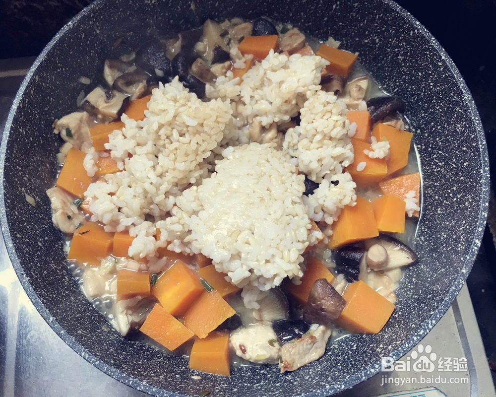 怎么吃都不腻的南瓜香菇鸡腿糙米饭
