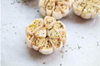 用微波炉烤出美味可口的黑胡椒烤大蒜