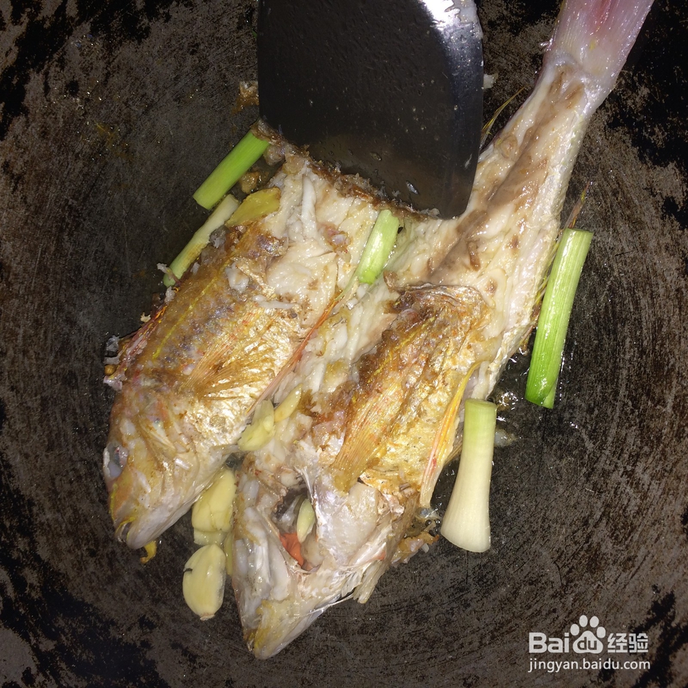 蒜煎焖红杉鱼