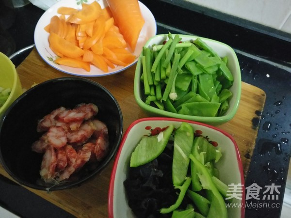 时蔬炒腊肠的做法
