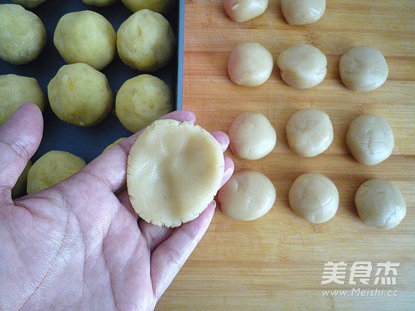 广式绿豆蛋黄月饼