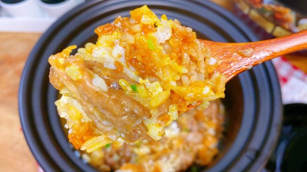 窝蛋牛肉煲仔饭