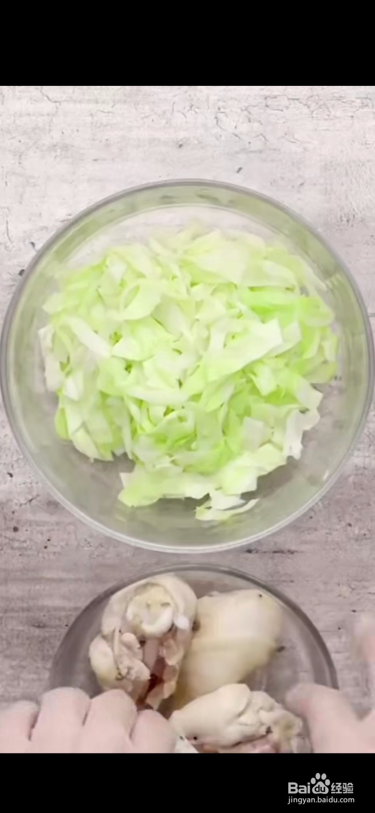 如何制作美味的圆白菜拌鸡腿