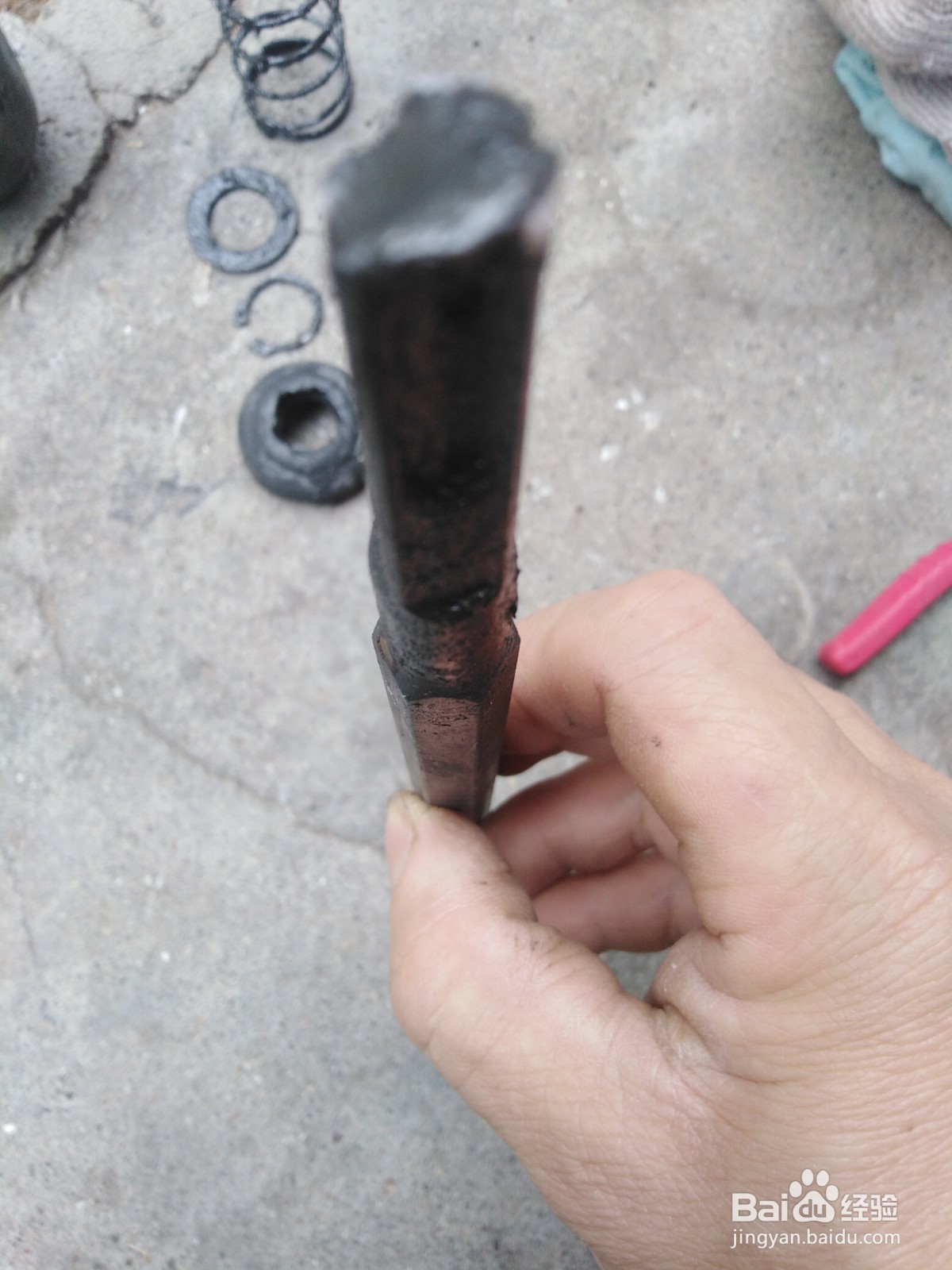 电锤装不进退不出钻头如何修理？