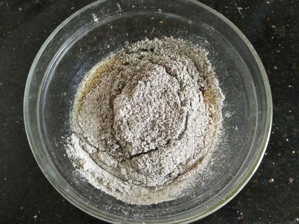 黑芝麻肉松蛋糕卷