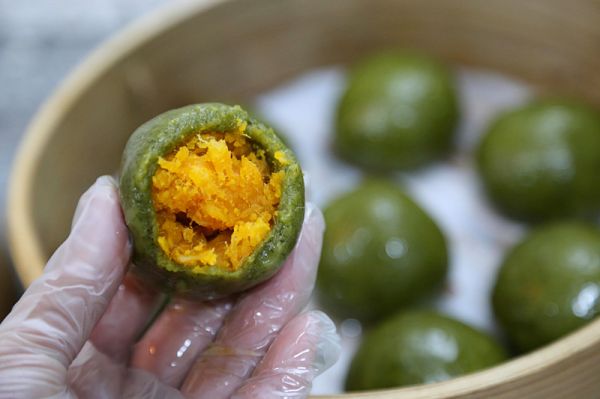 咸蛋黄肉松青团和红豆沙青团超级详细