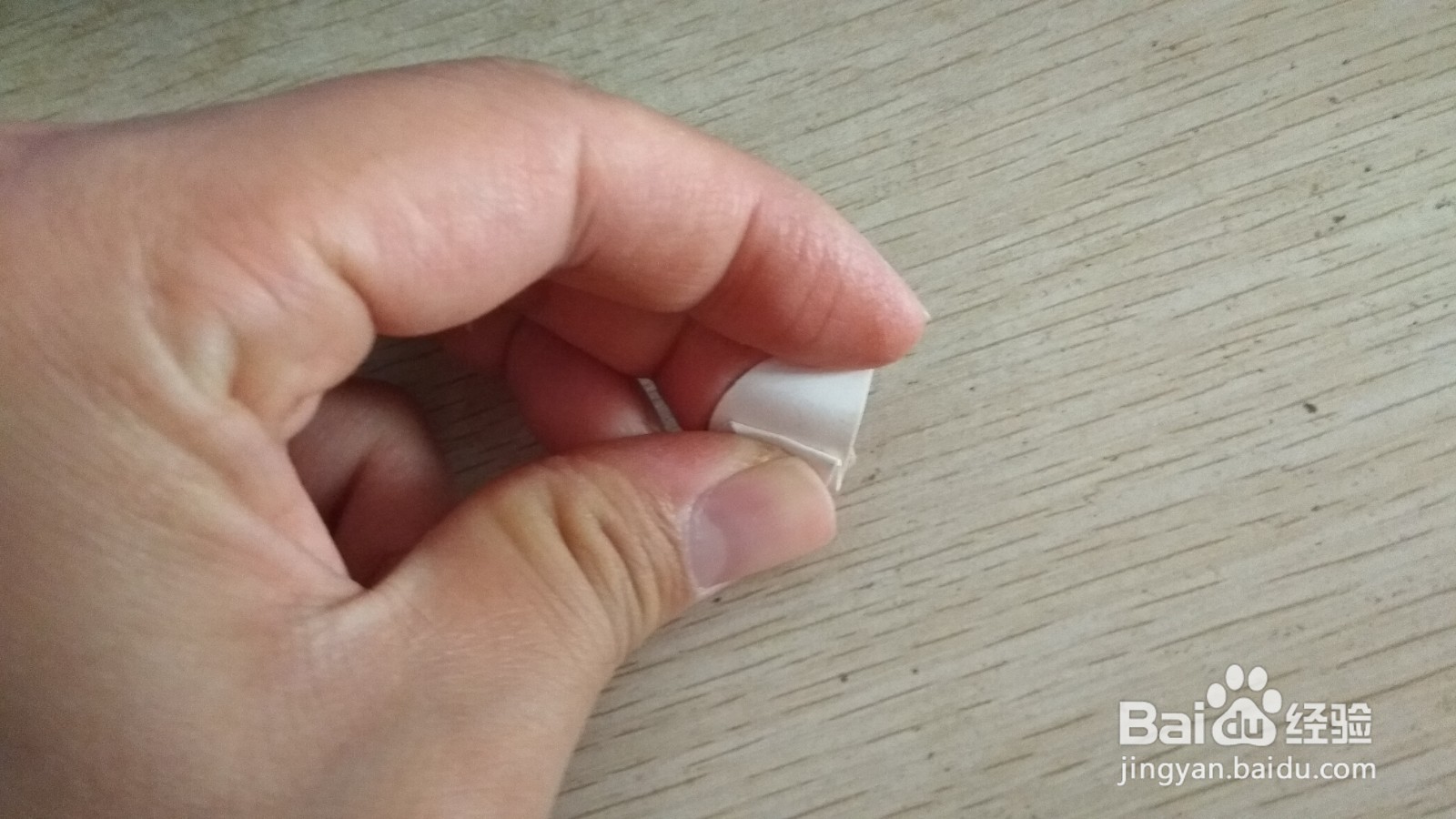 如何用半圆形硬卡纸做简易的手机的支架