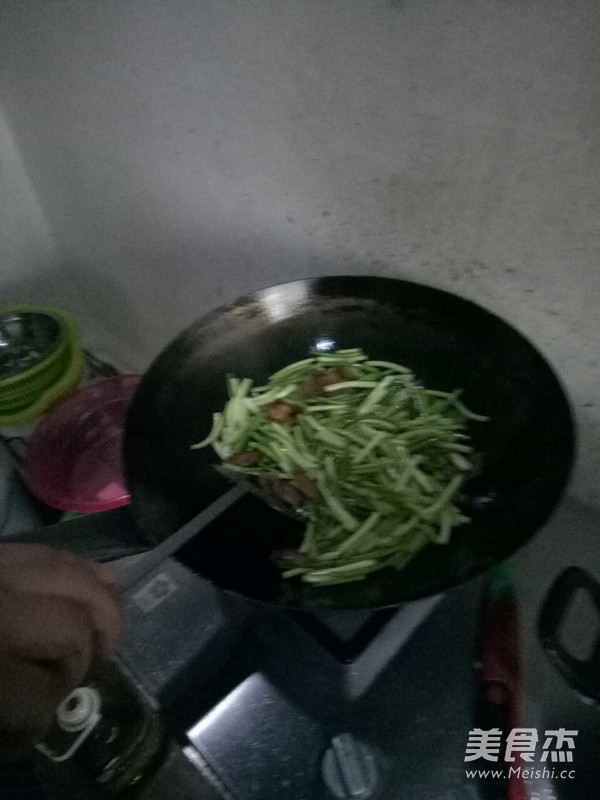 香肠炒蒜苗的做法