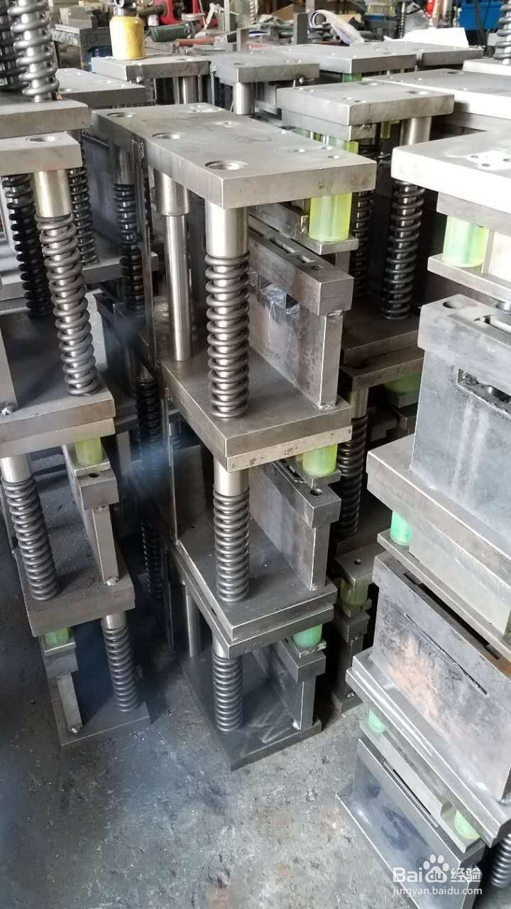 如何安装不锈钢门锁液压冲床的活动模具？