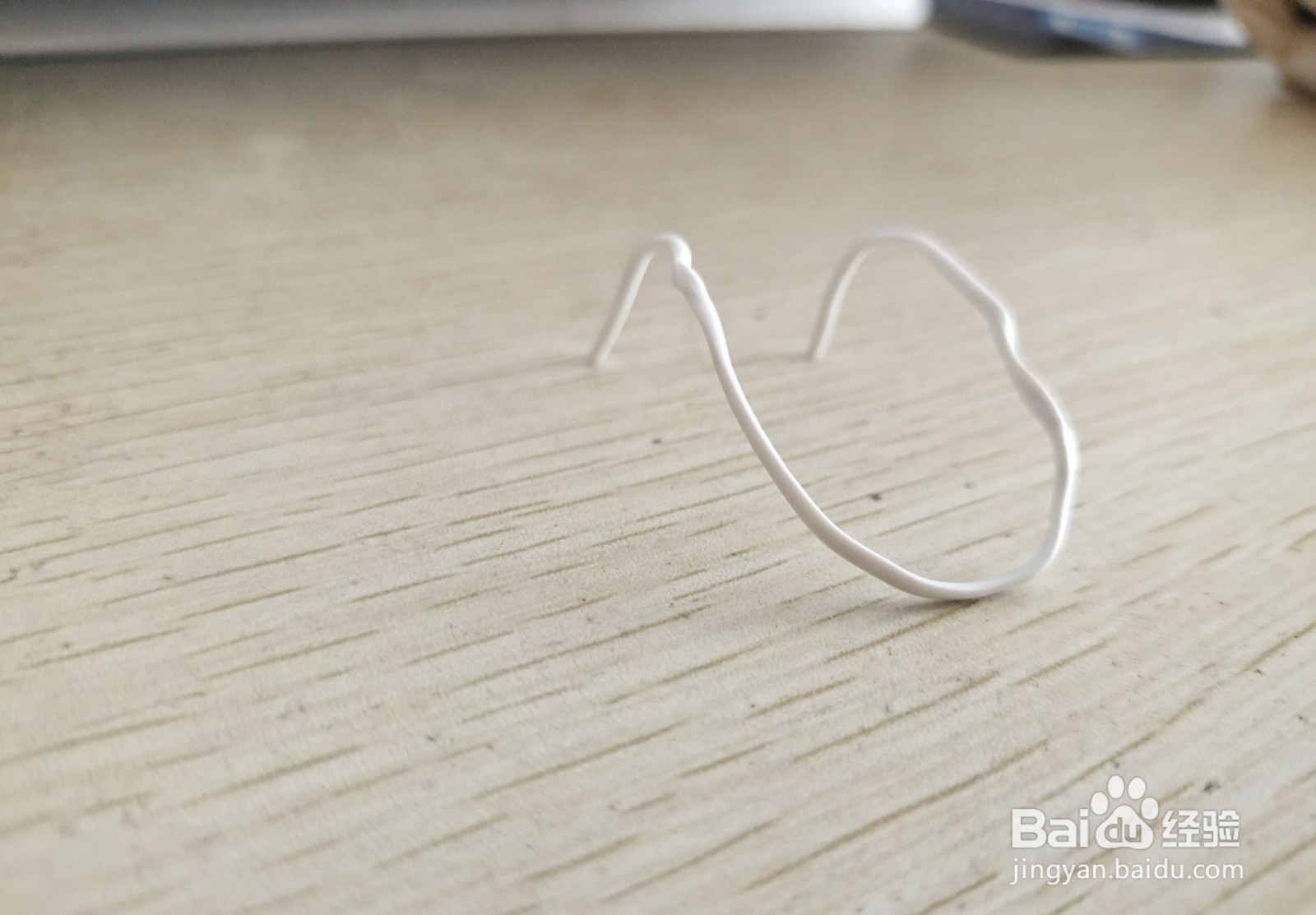 如何用一个数据线绑绳做个简易的手机的支架