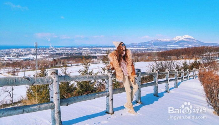 在旅行中摆这样的poss，拍出的效果会更有气质。