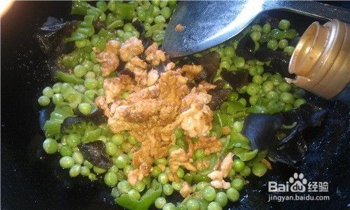 如何做出美味的肉末青椒黑木耳炒豌豆