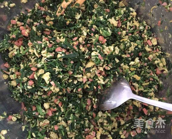 09:18中午食堂的凉皮,个人不太爱吃就动手包饺子了,同事给的苜蓿菜