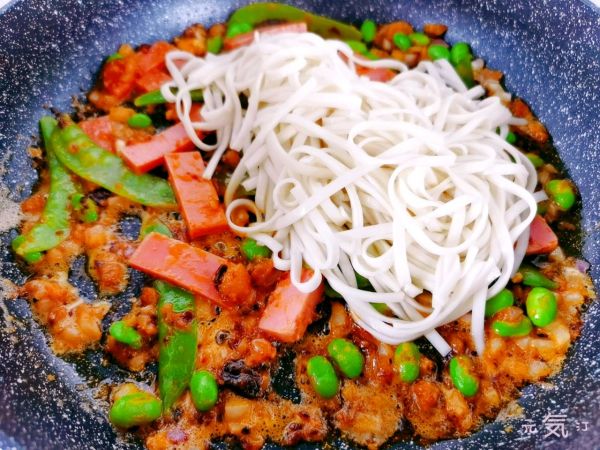 咸蛋黄时蔬拌面