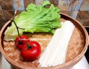 食补养生番茄生菜汤面的做法